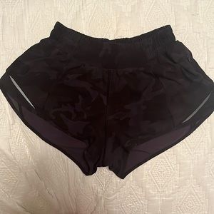 Lululemon camo hotty hot shorts 2.5 inch